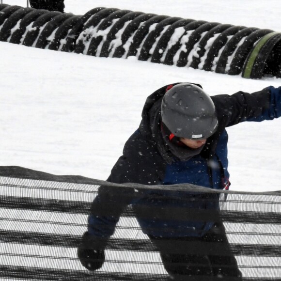 Maddox Jolie-Pitt fait du snowboard dans le Colorado, le 28 décembre 2016.