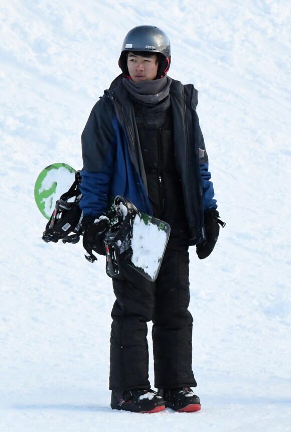 Maddox Jolie-Pitt fait du snowboard dans le Colorado, le 28 décembre 2016.