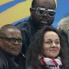 Maitre Gims et sa femme DemDem dans les tribunes - Maître Gims a ambiancé le Stade de France en interprétant 3 chansons avant la rencontre, et en présentant à la fin de son mini-show (avant le coup d'envoi de la finale PSG-Lille), le trophée de la Coupe de la Ligue 2016 à Paris.