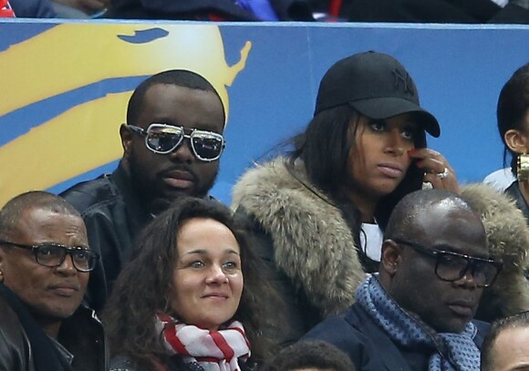 Maitre Gims et sa femme DemDem dans les tribunes - Maître Gims a ambiancé le Stade de France en interprétant 3 chansons avant la rencontre, et en présentant à la fin de son mini-show (avant le coup d'envoi de la finale PSG-Lille), le trophée de la Coupe de la Ligue 2016 à Paris.