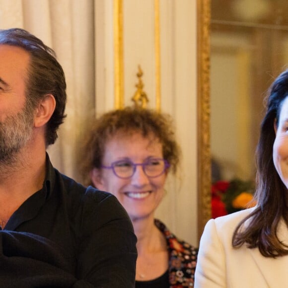 Jean Dujardin & Elsa Zylberstein - Claude Lelouch fait Commandeur de l'Ordre de la Couronne, une haute distinction attribuée par le roi Philippe sur proposition du ministre des Affaires étrangères Didier Reynders. La décoration a été remise vendredi au Palais d'Egmont à Bruxelles par le ministre des Pensions, Daniel Bacquelaine. Belgique, Bruxelles, 25 novembre 2016. © Alain Rolland / Imagebuzz / Bestimage