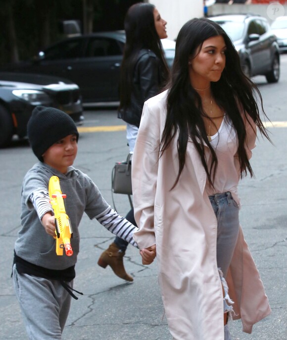 De retour de vacances, où elle était en famille dans le Colorado, Kourtney Kardashian a accompagné son fils Mason à son cours d'arts platiques à Los Angeles. Le 3 janvier 2017