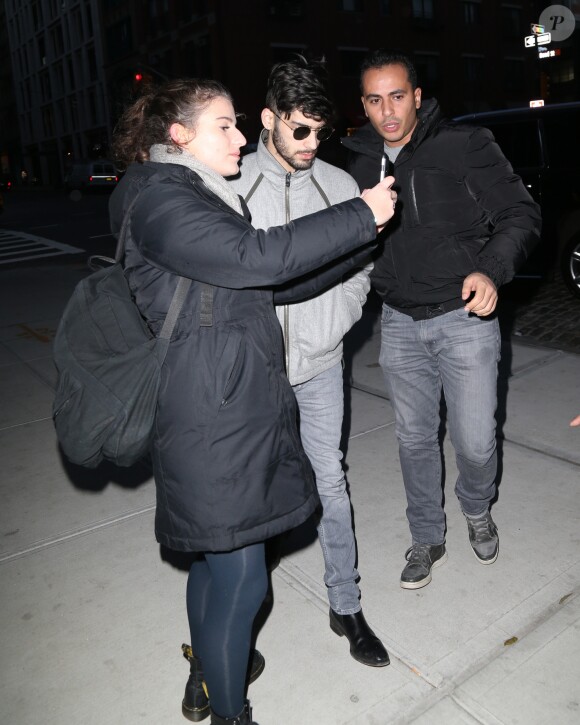 Zayn Malik arrive à l'appartement de sa compagne Gigi Hadid, Il a été dit que Gigi Hadid aide son compagnon Zayn Malik à travailler avec Taylor Swift à New York le 15 décembre 2016