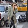 Gigi Hadid lookée pantalon de cuir et blouson bomber se balade à Manhattan le 14 décembre 2016.