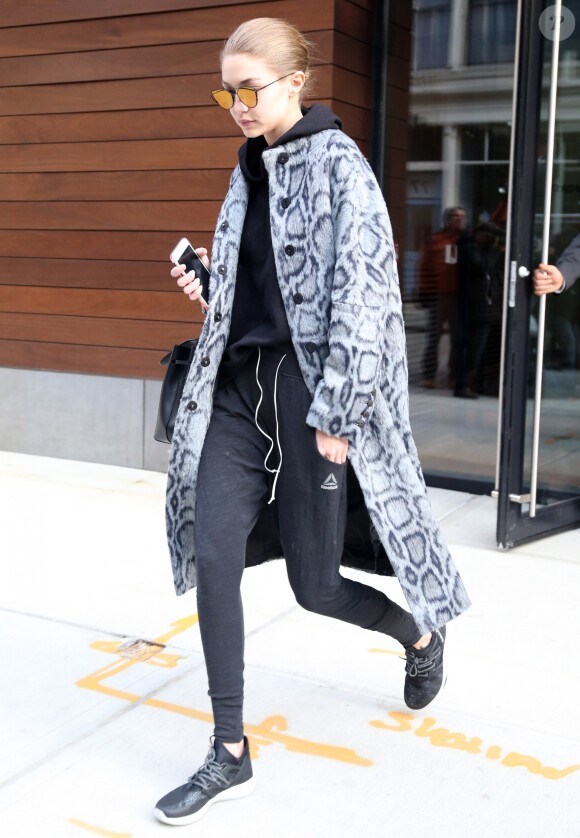 Gigi Hadid se promène dans les rues de New York. Le 13 décembre 2016