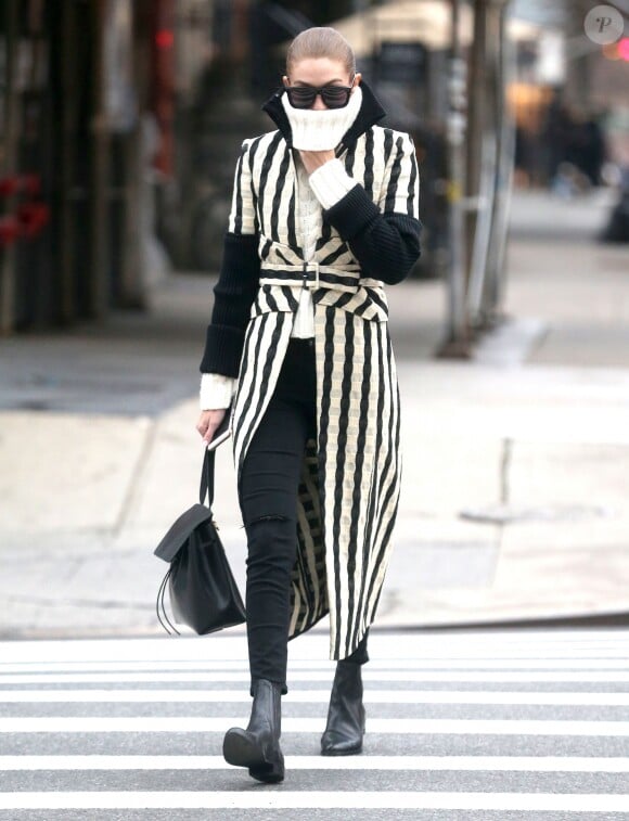 Gigi Hadid se promène dans les rues de New York. Le 12 décembre 2016