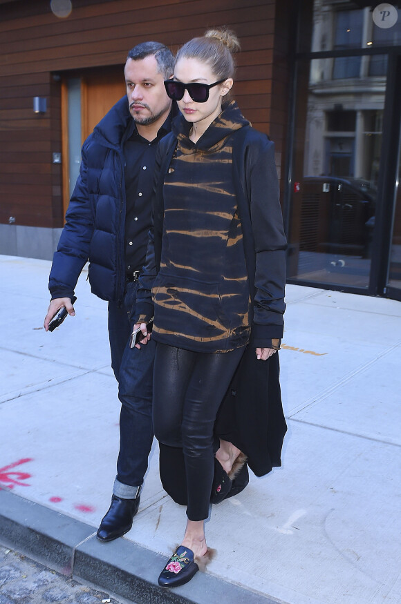 Gigi Hadid accompagnée de son arde du corps dans les rues de New York, le 9 décembre 2016