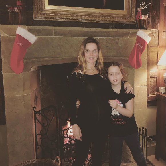 Geri Halliwell célèbre les fêtes de fin d'année en famille, avec son mari Christian Horner et sa fille Bluebell. L'ex Spice Girl est enceinte de son deuxième enfant. Photo publiée sur Instagram à la fin du mois de décembre 2016