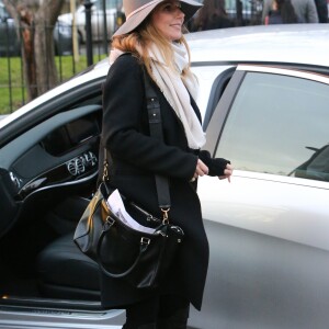 Exclusif - Geri Halliwell (enceinte) accompagnée de sa mère Ana María Hidalgo va chercher sa fille Bluebell à l'école à Londres, le 9 décembre 2016