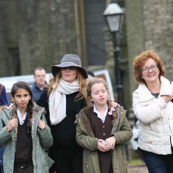 Exclusif - Geri Halliwell (enceinte) accompagnée de sa mère Ana María Hidalgo va chercher sa fille Bluebell à l'école à Londres, le 9 décembre 2016