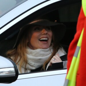 Exclusif - Geri Halliwell (enceinte) accompagnée de sa mère Ana María Hidalgo va chercher sa fille Bluebell à l'école à Londres, le 9 décembre 2016