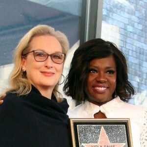 Meryl Streep et Viola Davis lors de l'inauguration de l'étoile de Viola Davis sur le Walk of Fame à Hollywood le 5 janvier 2017.