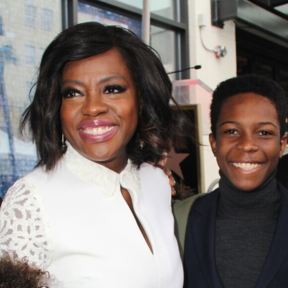 Viola Davis, en compagnie de sa fille Genesis et d'amis, reçoit son étoile sur le célèbre "Walk of Fame" d'Hollywood Boulevard à Los Angeles, le 5 Janvier 2017.