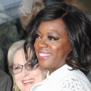 Viola Davis, en compagnie de sa famille et de Meryl Streep, reçoit son étoile sur le célèbre "Walk of Fame" d'Hollywood Boulevard à Los Angeles, le 5 Janvier 2017.