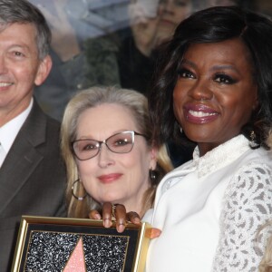 Viola Davis, en compagnie de sa famille et de Meryl Streep, reçoit son étoile sur le célèbre "Walk of Fame" d'Hollywood Boulevard à Los Angeles, le 5 Janvier 2017.