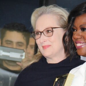 Viola Davis, en compagnie de sa famille et de Meryl Streep, reçoit son étoile sur le célèbre "Walk of Fame" d'Hollywood Boulevard à Los Angeles, le 5 Janvier 2017.