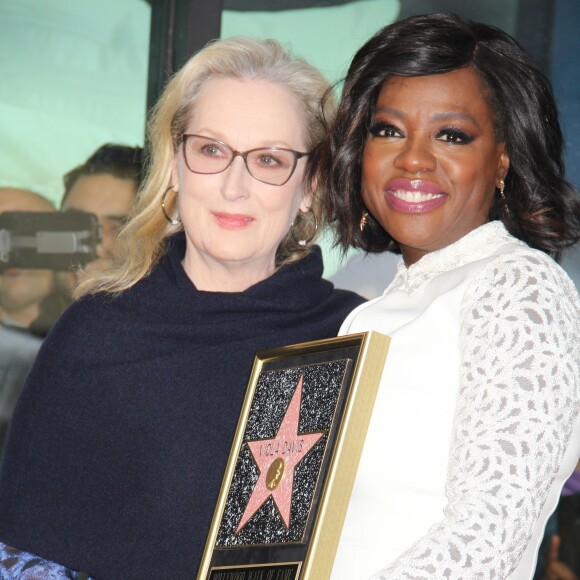 Viola Davis, en compagnie de sa famille et de Meryl Streep, reçoit son étoile sur le célèbre "Walk of Fame" d'Hollywood Boulevard à Los Angeles, le 5 Janvier 2017.