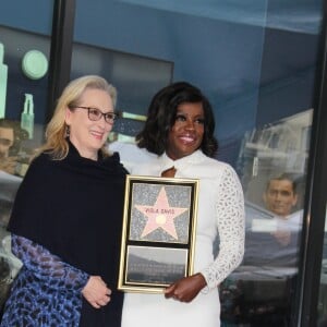 Viola Davis, en compagnie de sa famille et de Meryl Streep, reçoit son étoile sur le célèbre "Walk of Fame" d'Hollywood Boulevard à Los Angeles, le 5 Janvier 2017.