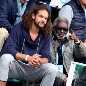 Joakim Noah et son grand-pére Zacharie dans les tribunes des internationaux de France de Roland Garros à Paris le 4 juin 2016. © Moreau - Jacovides / Bestimage