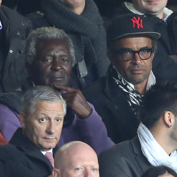 Yannick Noah et son père Zacharie Noah au match de ligue des champions qui oppose le Psg à Anderlecht, à Paris, le 5 novembre 2013