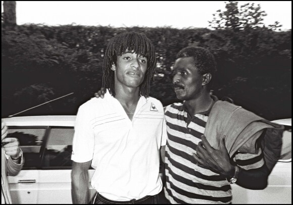 Yannick Noah avec son papa Zacharie après sa victoire à Roland Garros, en 1983 à Paris
