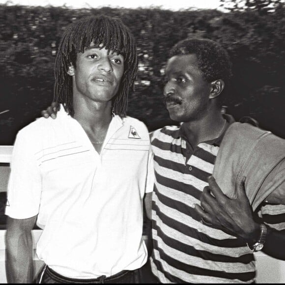 Yannick Noah avec son papa Zacharie après sa victoire à Roland Garros, en 1983 à Paris