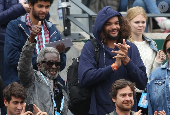 Joakim Noah et son grand-pére Zacharie dans les tribunes des internationaux de France de Roland Garros à Paris le 4 juin 2016. © Moreau - Jacovides / Bestimage