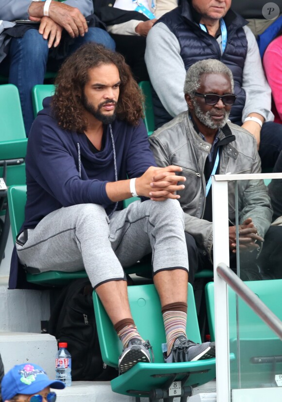 Joakim Noah et son grand-pére Zacharie dans les tribunes des internationaux de France de Roland Garros à Paris le 4 juin 2016. © Moreau - Jacovides / Bestimage