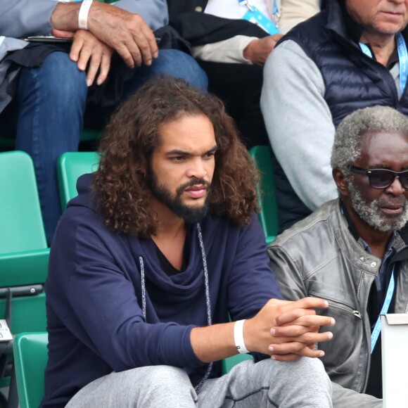 Joakim Noah et son grand-pére Zacharie dans les tribunes des internationaux de France de Roland Garros à Paris le 4 juin 2016. © Moreau - Jacovides / Bestimage