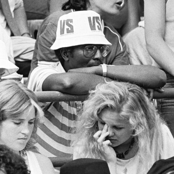 ARCHIVES - ZACHARIE NOAH ASSISTE A LA FINALE DU TOURNOI DE ROLAND GARROS 1983 NOAH - WILANDER , EN BAS JEAN LOUIS AUBERT ET SA FEMME 06/06/1983 - Paris