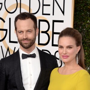 Benjamin Millepied et Natalie Portman (robe Prada) enceinte lors des Golden Globe Awards, Beverly Hills, Los Angeles, le 8 janvier 2016.