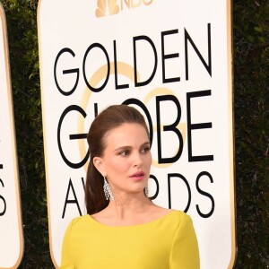 Benjamin Millepied et Natalie Portman (robe Prada) enceinte lors des Golden Globe Awards, Beverly Hills, Los Angeles, le 8 janvier 2016.