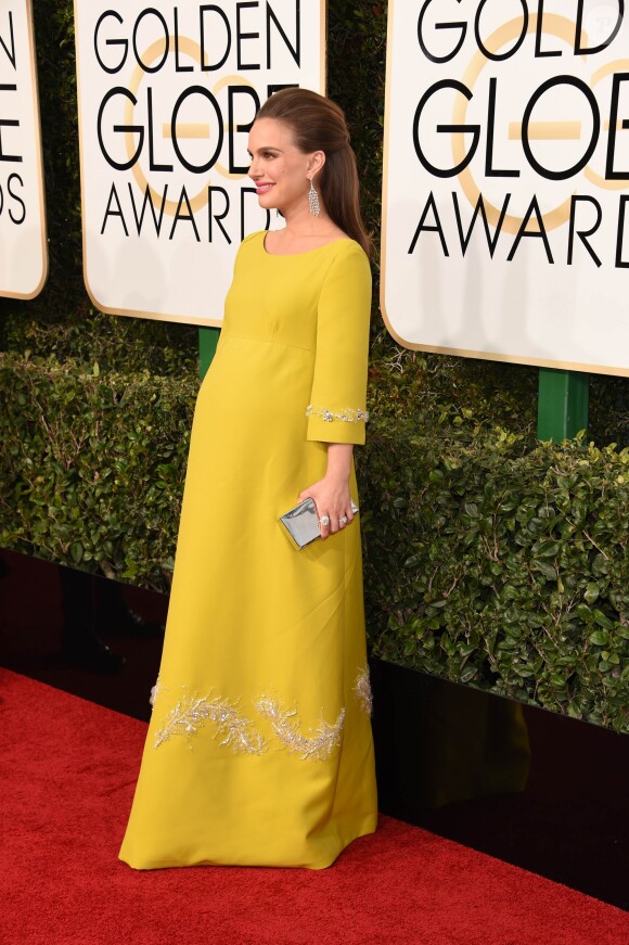 Natalie Portman (robe Prada) enceinte lors des Golden Globe Awards, Beverly Hills, Los Angeles, le 8 janvier 2016.