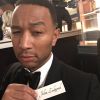 John Legend dévoilant son carton mal othographié à la cérémonie des Golden Globes à Los Angeles le 8 janvier 2017