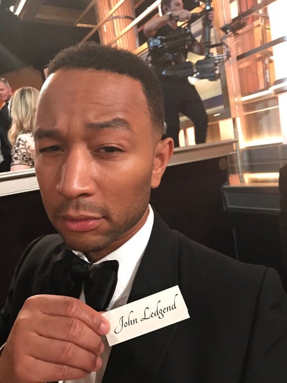 John Legend dévoilant son carton mal othographié à la cérémonie des Golden Globes à Los Angeles le 8 janvier 2017