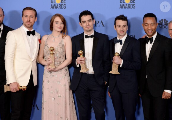 Ryan Gosling, Emma Stone, Damien Chazelle et John Legend posant dans la salle de presse de la 74e édition des Golden Globes à Los Angeles le 8 janvier 2017