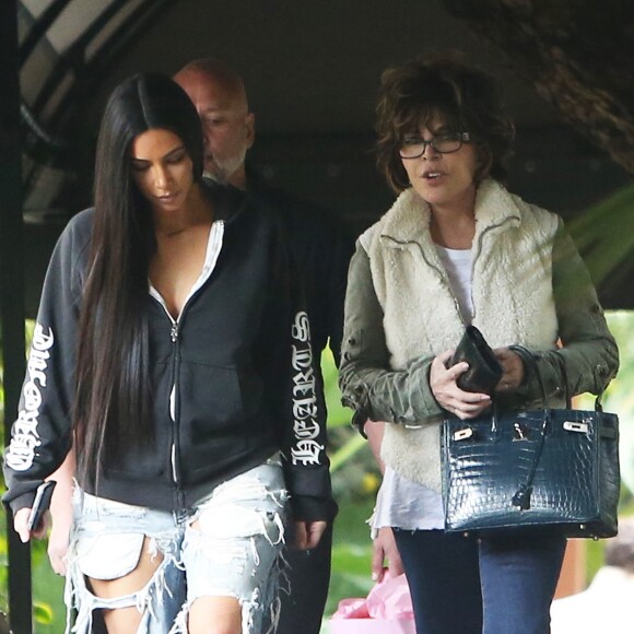 Kim Kardashian se promène à Bel Air. Los Angeles, le 4 janvier 2017. Elle porte un jean très déchiré. Kim Kardashian is spotted out and about in Bel Air. Los Angeles, January 4th, 2017. Elle porte un jean très déchiré.04/01/2017 - Los Angeles