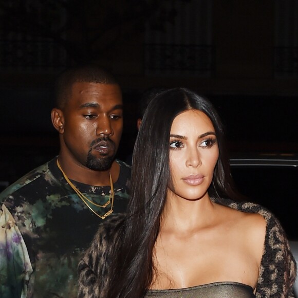 Kim Kardashian et Kanye West à la sortie du défilé "Off White" lors de la Fashion Week de Paris, le 29 septembre 2016.