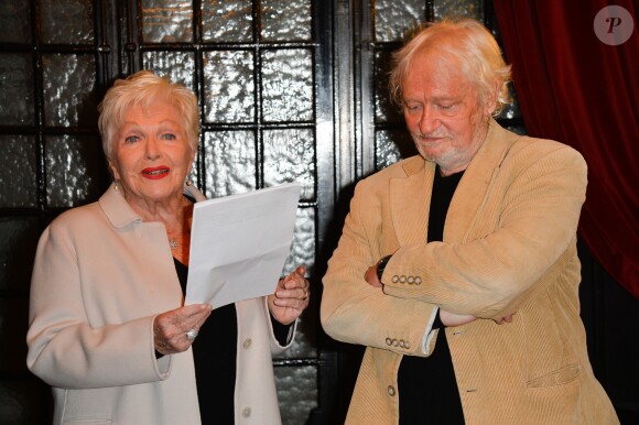 Exclusif - Line Renaud et Niels Arestrup - Niels Arestrup décoré au grade d'officier de la Légion d'Honneur lors de la dernière de la pièce "Acting" au théâtre des Bouffes-Parisiens à Paris le 8 janvier 2017. © Coadic Guirec/Bestimage