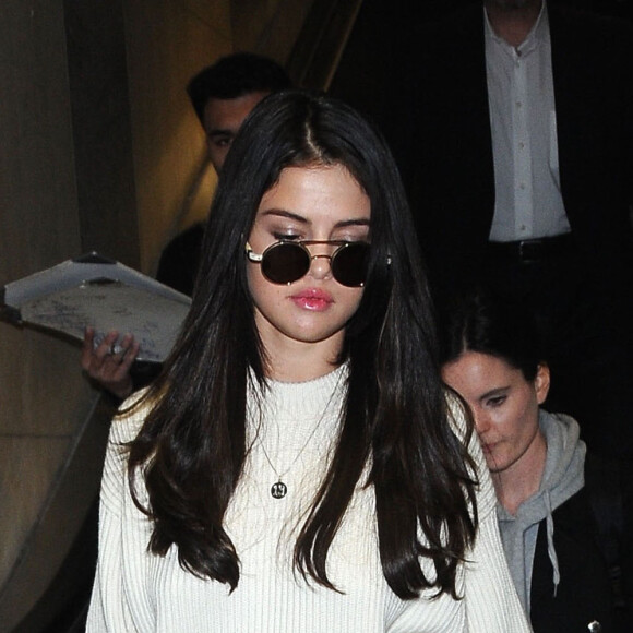 Selena Gomez arrive à l'aéroport de LAX à Los Angeles, le 28 novembre 2016