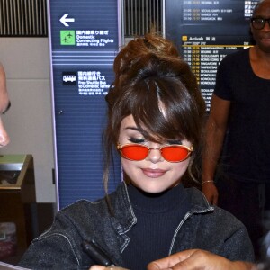 Selena Gomez signe des autographes à l'aéroport de Tokyo le 1er août 2016.