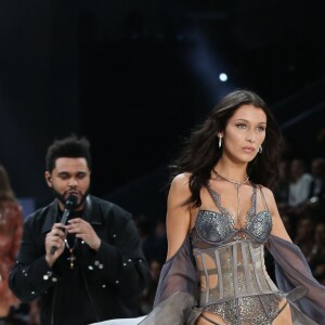 Bella Hadid défile sous les yeux de son ex-compagnon The Weeknd (Abel Tesfaye) - Défilé Victoria's Secret Paris 2016 au Grand Palais à Paris, le 30 novembre 2016.