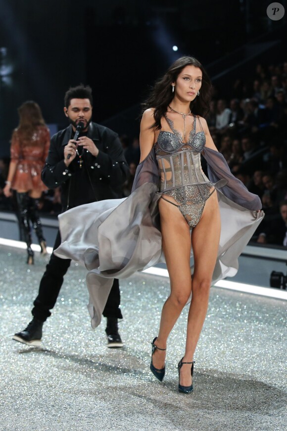Bella Hadid défile sous les yeux de son ex-compagnon The Weeknd (Abel Tesfaye) - Défilé Victoria's Secret Paris 2016 au Grand Palais à Paris, le 30 novembre 2016.