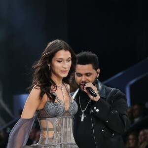 Bella Hadid défile sous les yeux de son ex-compagnon The Weeknd (Abel Tesfaye) - Défilé Victoria's Secret Paris 2016 au Grand Palais à Paris, le 30 novembre 2016.