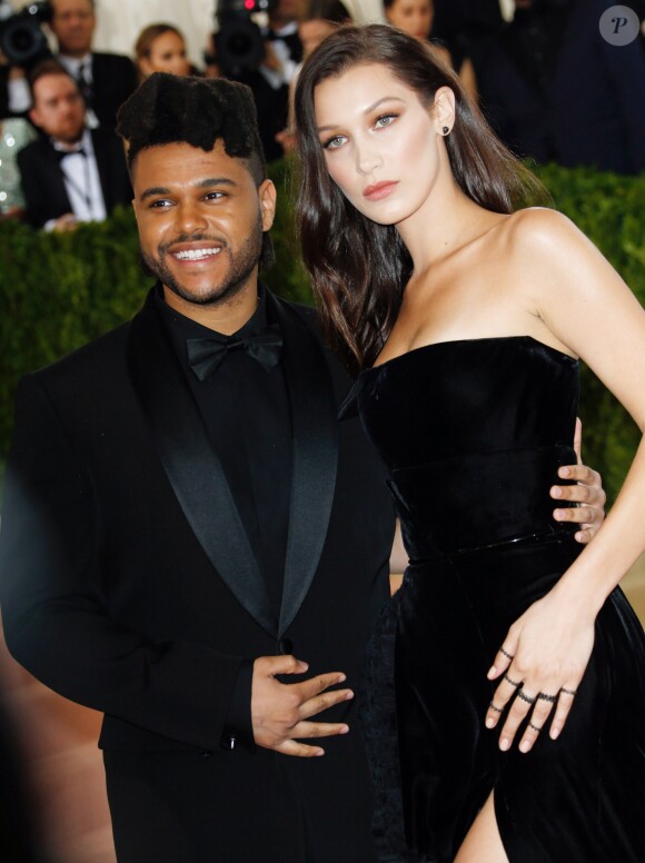 Bella Hadid et son compagnon The Weeknd - Soirée Costume Institute Benefit Gala 2016 (Met Ball) sur le thème de "Manus x Machina" au Metropolitan Museum of Art à New York, le 2 mai 2016.