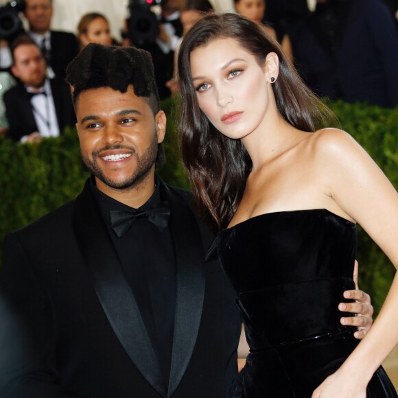 Bella Hadid et son compagnon The Weeknd - Soirée Costume Institute Benefit Gala 2016 (Met Ball) sur le thème de "Manus x Machina" au Metropolitan Museum of Art à New York, le 2 mai 2016.