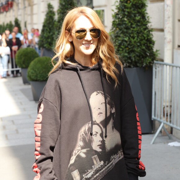 Céline Dion quitte son hôtel le Royal Monceau et et se rend à l'AccorHotels Arena pour y donner un concert à Paris le 8 juillet 2016.