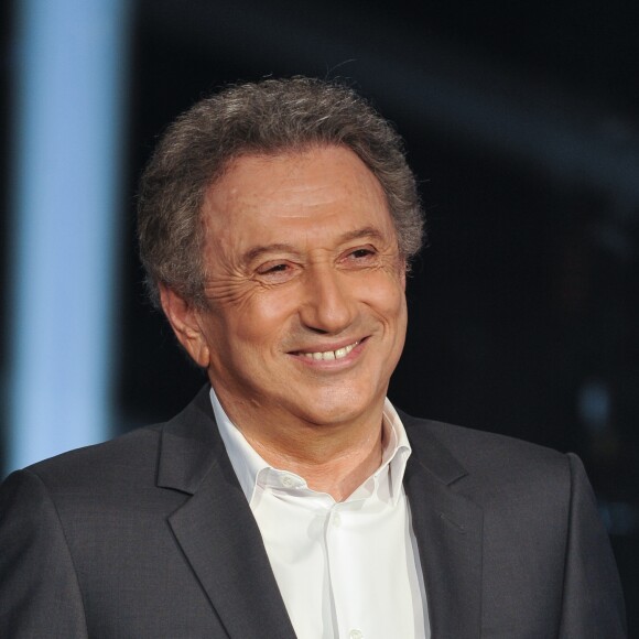 Exclusif - Michel Drucker lors de l'enregistrement de l'émission "Le Grand Show fête le Cinéma" à Paris, qui sera diffusée le 25 juin en prime time sur France 2. Le 16 juin 2016 A l'occasion de la Fête du Cinéma du 26 au 29 juin 2016, France 2 propose de célébrer le Septième Art avec un Grand Show exceptionnel, avec quelques unes des plus grandes stars du grand écran, qui se réuniront sur le plateau de l’émission pour découvrir le classement des 20 films préférés des Français établi par l’institut de sondage BVA. Pendant plus de deux heures seront diffusées les scènes et les répliques cultes des films grâce à de nombreux extraits, tandis que des hommages seront rendus à des grandes figures du cinéma. De nombreux artistes viendront interpréter les grandes chansons tirées des plus célèbres bandes originales de films © Jacovides-Perusseau / Bestimage