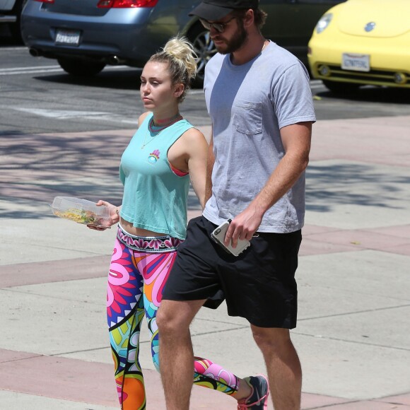 Exclusif - Miley Cyrus et son compagnon Liam Hemsworth sont allés déjeuner en amoureux à Los Angeles, le 26 août 2016