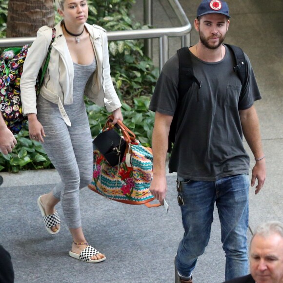 Liam Hemsworth et sa petite-amie Miley Cyrus prennent un vol à Brisbane en Australie le 1er mai 2016.